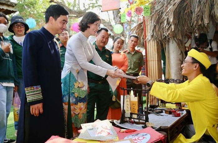 Các đại biểu xin chữ tại chương trình