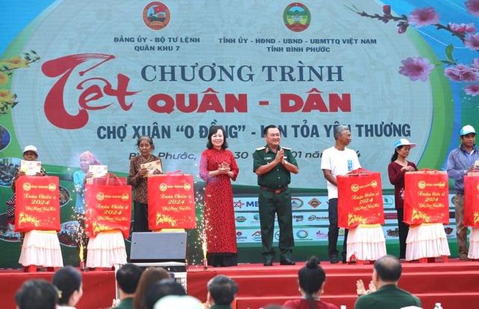 Trao quà Tết cho các hộ dân có hoàn cảnh khó khăn của huyện Lộc Ninh