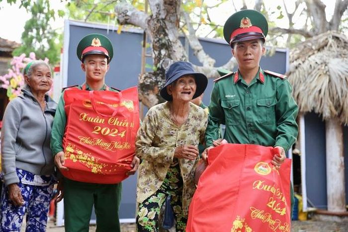 Người dân phấn khởi nhận quà Tết