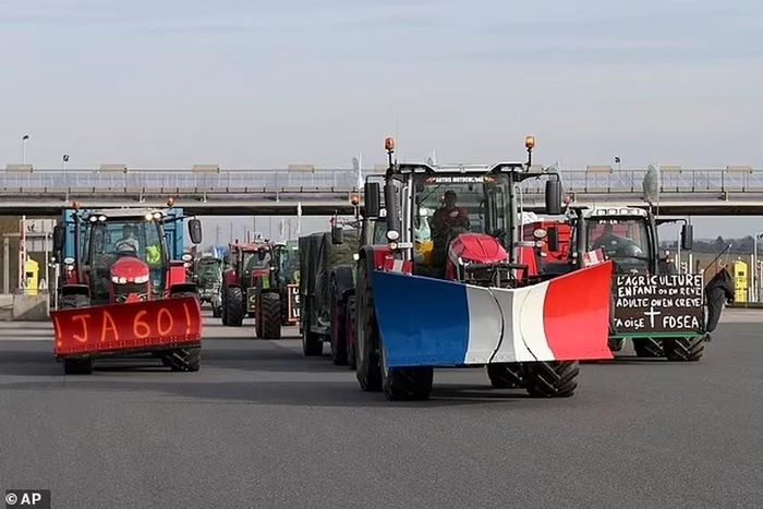 Những người nông dân lái máy kéo trên đường cao tốc dẫn đến Paris gần Chamant, phía bắc Paris.