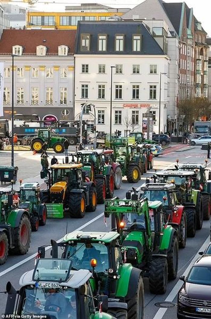 Nông dân biểu tình dùng máy kéo để chặn đường phố ở trung tâm Hamburg, Đức ngày 29/1