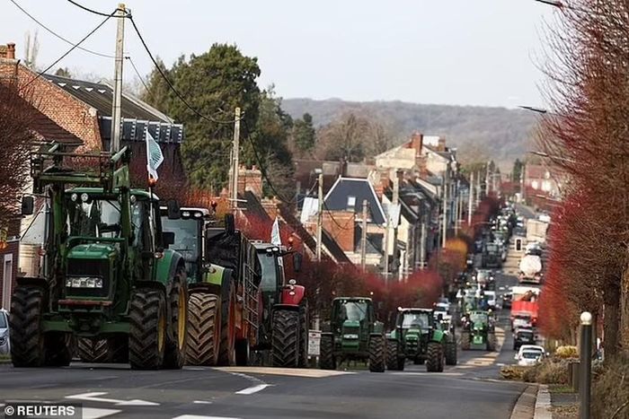 Máy kéo xếp hàng khi nông dân Pháp cố gắng đến Paris trong cuộc biểu tình phản đối áp lực giá cả, thuế và quy định xanh, những bất bình được nông dân trên khắp châu Âu chia sẻ.