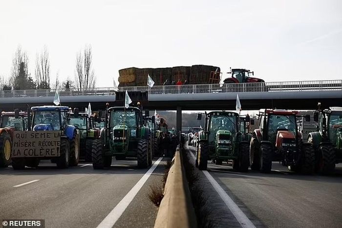 Nông dân Pháp chặn đường cao tốc bằng máy kéo trong cuộc biểu tình phản đối áp lực giá cả, thuế và quy định xanh, tại Longvilliers, gần Paris, Pháp, ngày 29/1.