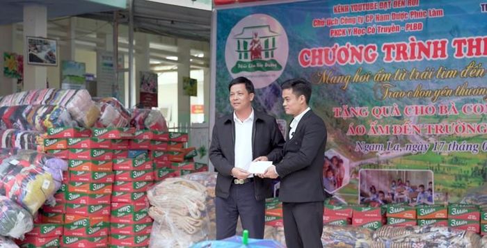Chủ tịch Công ty Nam Dược Phúc Lâm, phòng khám chẩn trị Y học cổ truyền Phúc Lâm Bảo Đường Bùi Duy Đạt trao quà Tết cho bà con xã Ngam La.