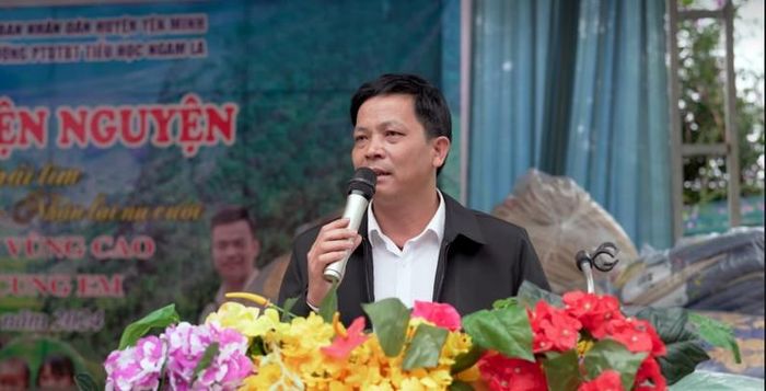 Ông Đặng Ngọc Bường, Hiệu trưởng trường Phổ thông dân tộc bán trú, tiểu học xã Ngam La phát biểu tại chương trình.