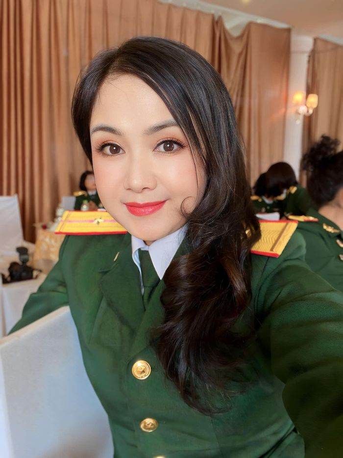 Ở tuổi 55, nữ NSND vẫn sở hữu nhan sắc trẻ trung, xinh đẹp ngỡ ngàng. Chị có nhan sắc được ví von là bị "thời gian bỏ quên".