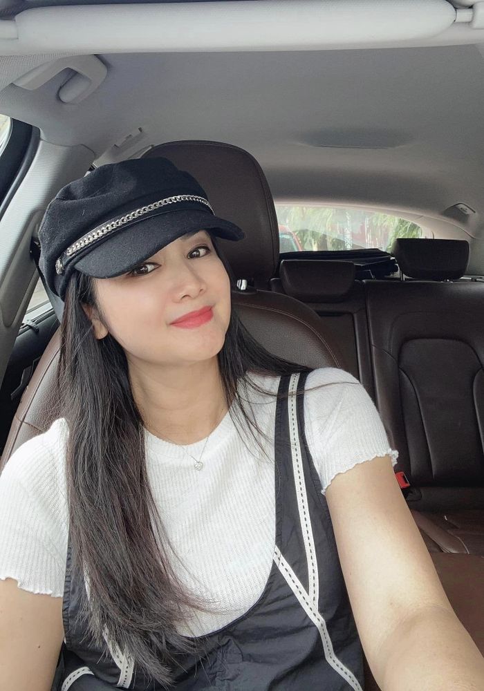 Nữ nghệ sĩ không chỉ có khuôn mặt đẹp mà còn có gu thời trang trẻ trung, hiện đại.
