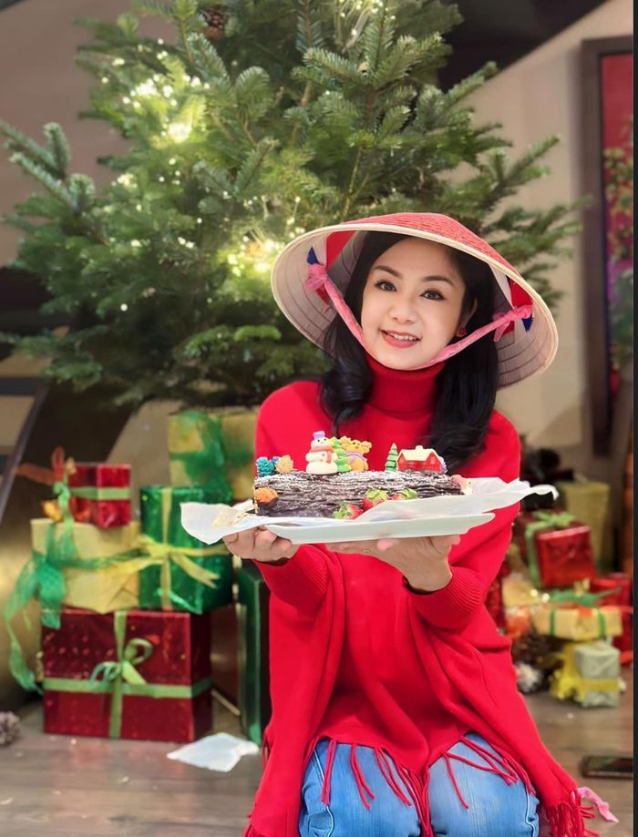Trên trang cá nhân, NSND Thu Hà hiếm khi chia sẻ hình ảnh gia đình nhưng thường xuyên đăng nhiều khoảnh khắc đời thường của bản thân.