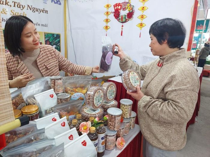 Nhiều nông đặc sản chất lượng cao được giới thiệu tại hội chợ. Ảnh: Bích Hồng/BNEWS/TTXVN