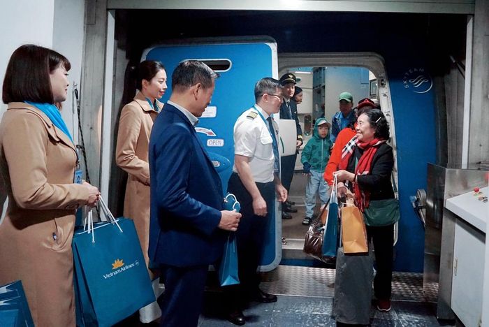 Chuyến bay hạ cánh tại sân bay Nội Bài lúc 20h15