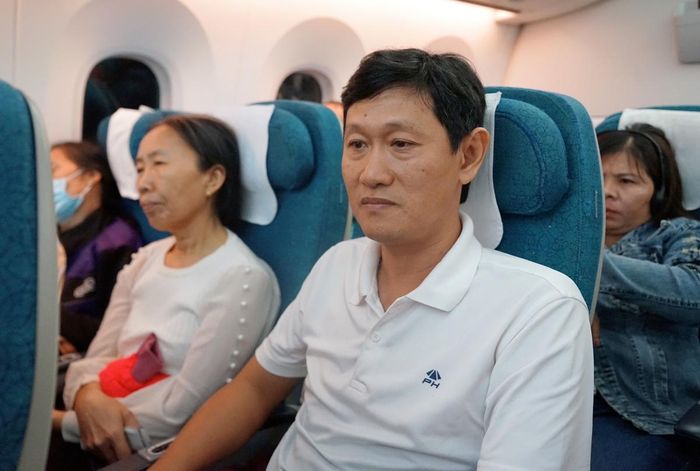Niềm vui được trở về quê hương trên chuyến bay hành trình yêu thương.