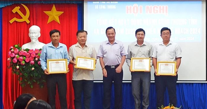 Sở Công Thương An Giang khen thưởng các tập thể, cá nhân hoàn thành xuất sắc nhiệm vụ năm 2023