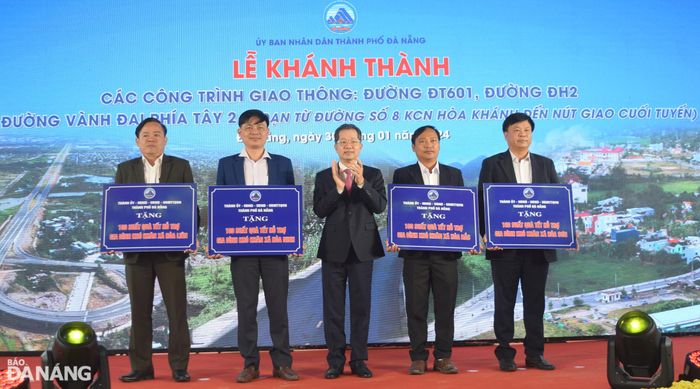 Bí thư Thành ủy Nguyễn Văn Quảng tặng 400 suất quà Tết hỗ trợ cho lãnh đạo 4 xã Hòa Ninh, Hòa Liên, Hòa Sơn, Hòa Bắc để trao lại cho 400 gia đình có hoàn cảnh khó khăn tại 4 xã . Ảnh: HOÀNG HIỆP