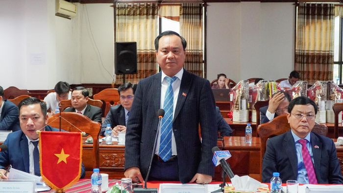 Chủ tịch UBND tỉnh Võ Văn Hưng đề nghị chính quyền các cấp của hai tỉnh tăng cường hợp tác về mọi mặt - Ảnh: Lê Trường