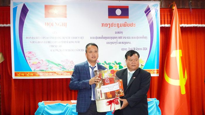 Đại diện Hiệp hội Doanh nghiệp tỉnh Quảng Trị trao tặng quà cho tỉnh Sekong - Ảnh: Lê Trường