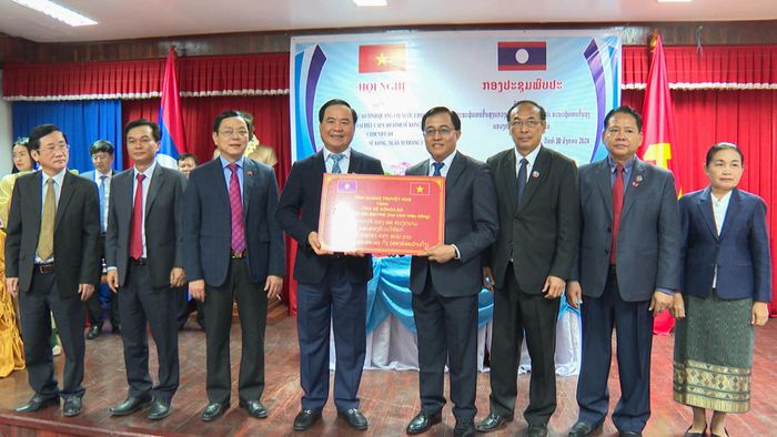 Lãnh đạo tỉnh Quảng Trị trao tặng Chính quyền và Nhân dân tỉnh Sekong 200 triệu đồng - Ảnh: Lê Trường