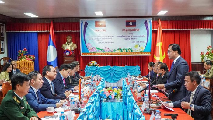 Bí thư Tỉnh ủy, Tỉnh trưởng tỉnh Sekong Lếc-lảy Sỷ-vy-lay phát biểu tại hội nghị - Ảnh: Lê Trường