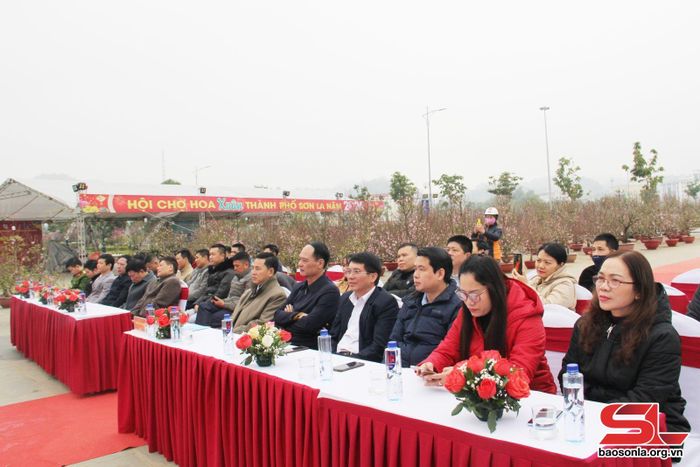 Đại biểu dự khai mạc.