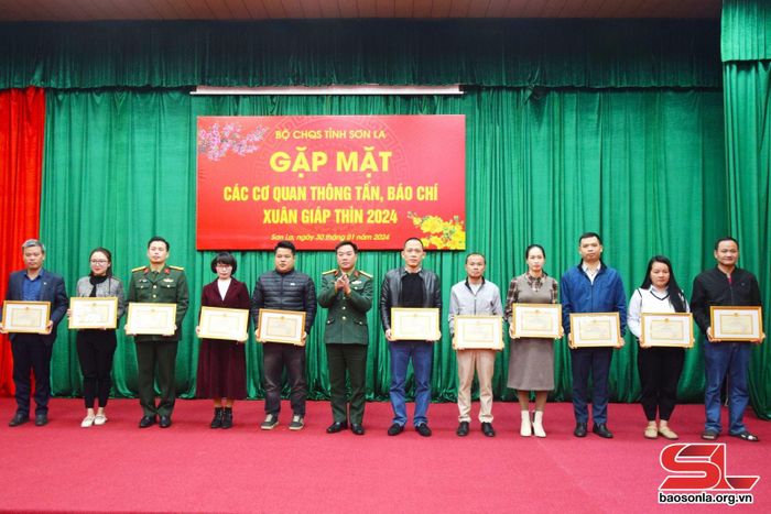 Các tập thể, cá nhân có thành tích xuất sắc nhận Giấy khen của Bộ CHQS tỉnh.