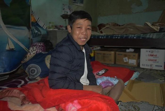 Anh Lê Ngọc Vương khó khăn trong những lần đi chạy thận bởi bị viêm cơ chân.