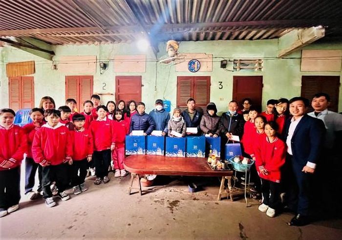 Học sinh cùng thầy cô và phụ huynh đến tặng quà, động viên bệnh nhân chạy thận.