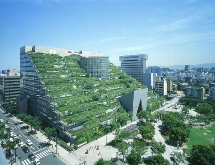 Hội trường quốc tế tỉnh Fukuoka ACROS - Fukuoka, Nhật Bản được bao phủ bởi 15 bậc thang trồng cây xanh giúp giảm nhiệt độ quanh tòa nhà và giảm tiêu thụ điện
