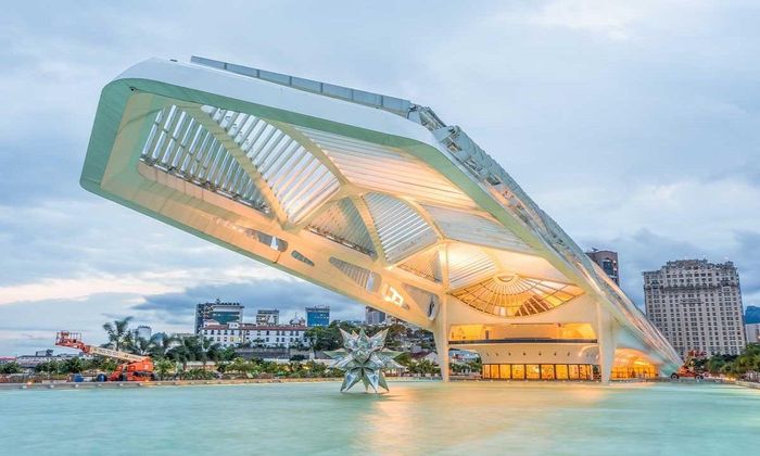 Công trình cũng tận dụng các tấm pin quang năng có thể điều chỉnh ở khung ngoài tòa nhà để tối đa hóa năng lượng từ mặt trời vào ban ngày và cung cấp điện