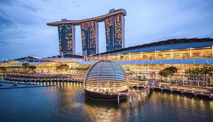 Marina Bay Sands - Singapore được thiết kế toàn bộ vùng bền vững, kết hợp các yếu tố để giảm khí thải và làm mát khu vực xung quanh