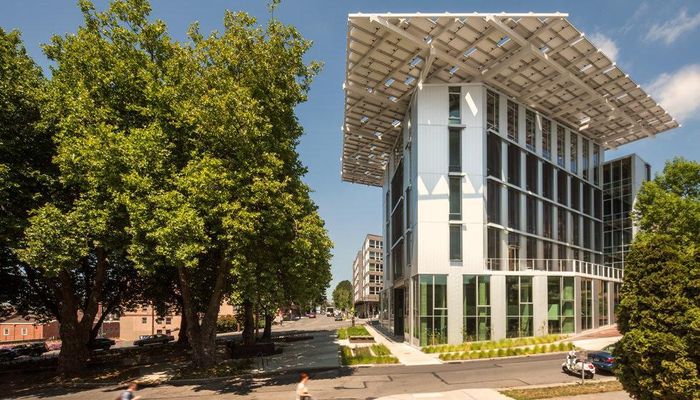 Trung tâm Bullitt ở Seattle, Washington, được ví như "tòa nhà sống", tự cung cấp điện nước cùng 20 hạng mục khác