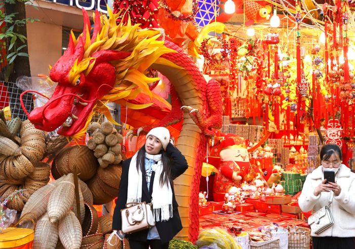 Người dân thích thú chụp ảnh, check in với khung cảnh đậm sắc màu ngày Tết trên phố Hàng Mã