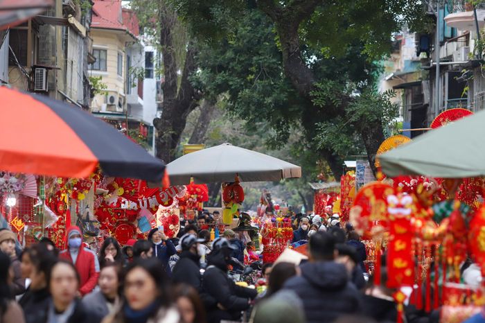 Phố Hàng Mã đã thay áo mới, đông đúc nhộn nhịp người dân và du khách tới tham quan mua sắm đồ trang trí Tết Giáp Thìn