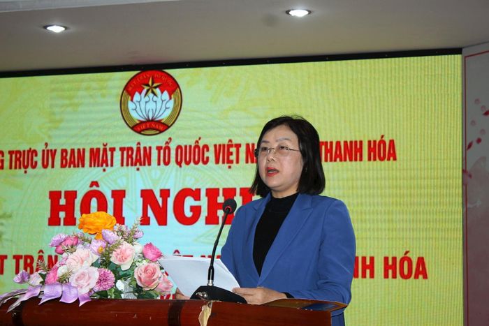 Bà Lê Thị Huyền, Phó Chủ tịch Ủy ban MTTQ tỉnh Thanh Hóa trình bày tờ trình xin ý kiến dự thảo lần 1 Báo cáo Chính trị trình Đại hội đại biểu MTTQ tỉnh Thanh Hóa lần thứ XV, nhiệm kỳ 2024 –-2029. Ảnh: Nguyễn Chung.