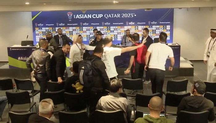  Khung cảnh hỗn loạn trong phòng họp báo sau trận Iraq thua Jordan 2-3. 