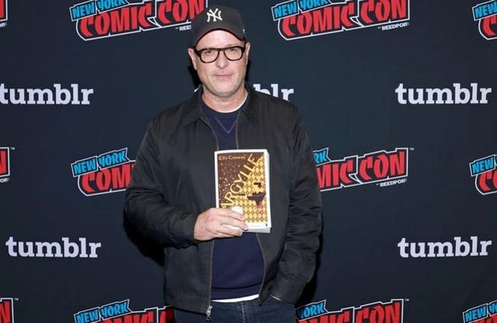 Đạo diễn Matthew Vaughn cầm trên tay cuốn tiểu thuyết “Argylle”