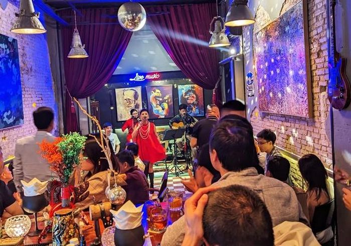 Các quán cà phê nhỏ, nhưng được thiết kế đẹp và duyên dáng