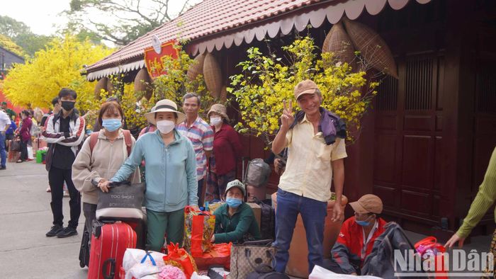 Niềm hạnh phúc của người lao động khi được chuẩn bị lên xe về quê đón Tết cùng gia đinh.
