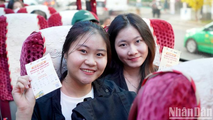 Những vé xe, vé tàu về quê đón Tết mà chương trình dành tặng sinh viên không chỉ là phương tiện, đó còn là món quà Tết đặc biệt về thông điệp của tình thân ái, nhắc nhở giới trẻ về giá trị của sức khỏe, lan tỏa giá trị truyền thống về ước nguyện đoàn viên, sum vầy của mỗi gia đình trong dịp Tết”. 