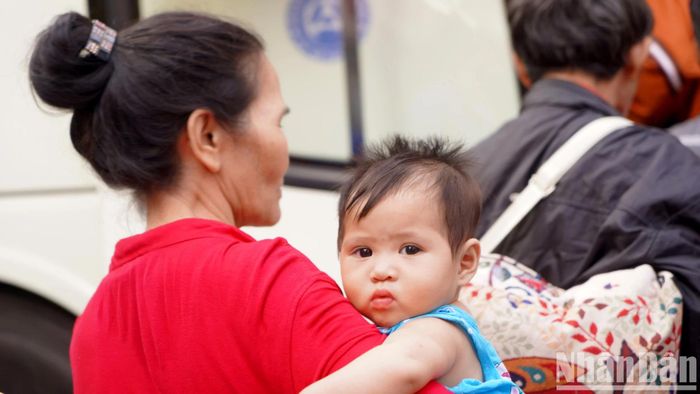 Nhiều em nhỏ theo cha mẹ về quê đón Tết. 