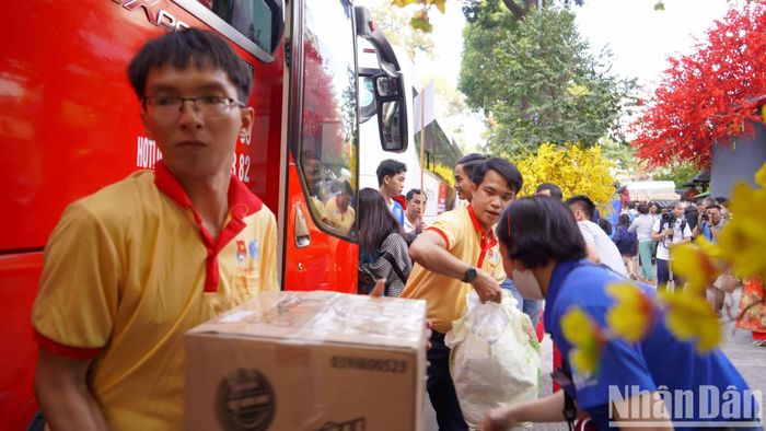 Đã có 60.400 sinh viên được Trung tâm Hỗ trợ học sinh, sinh viên hỗ trợ vé xe, tàu về quê đón Tết từ năm 2002 đến nay.