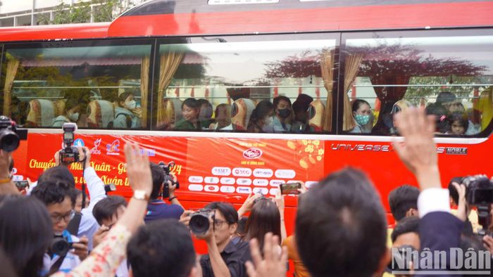 Chuyến xe lăn bánh đưa các công nhân về sum họp cùng gia đình sau một năm vất vả mưu sinh.