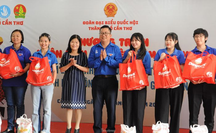 Tại chương trình, ban tổ chức đã trao 200 phần quà Tết cho các thanh niên dân tộc thiểu số, tôn giáo, thanh niên công nhân trên địa bàn TP. Cần Thơ.
