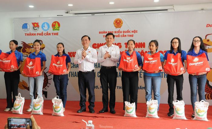 Đại diện Đoàn Đại biểu Quốc hội TP. Cần Thơ cùng nhà tài trợ trao quà cho thanh niên.