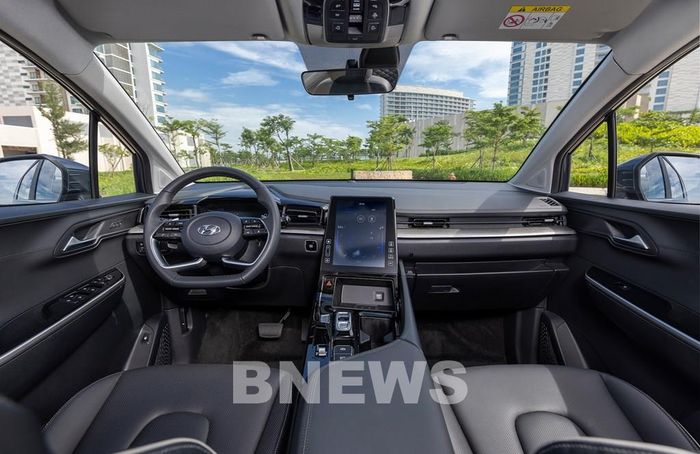Khoang lái Hyundai Custin rộng rãi và tràn ngập công nghệ. Ảnh: Văn Xuyên/BNEWS/TTXVN