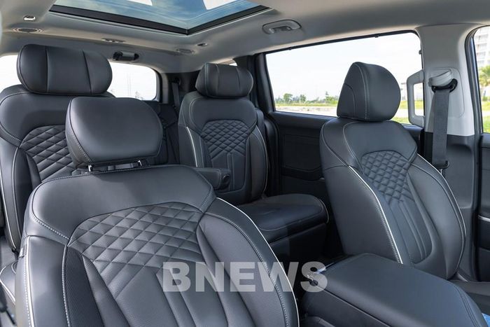 Không gian nội thất của Hyundai Custin thoải mái cho 7 người ngồi. Hàng ghế thứ hai có thiết kế độc lập đem lại sự riêng tư và tiện nghi cho hành khách. Ảnh: Văn Xuyên/BNEWS/TTXVN