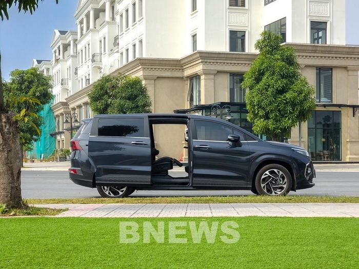 Điểm nhấn của Hyundai Custin là cửa trượt điện tự động ở hai bên, thay vì kiểu mở cánh thông thường, giúp hành khách tiện lợi lên xuống xe. Ảnh: Văn Xuyên/BNEWS/TTXVN