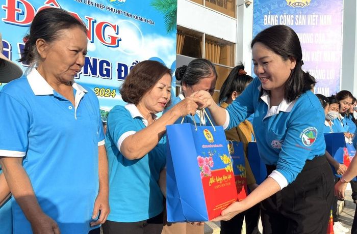 Đại diện Hội Liên hiệp Phụ nữ tỉnh trao quà Tết cho đoàn viên, hội viên phụ nữ có hoàn cảnh khó khăn.
