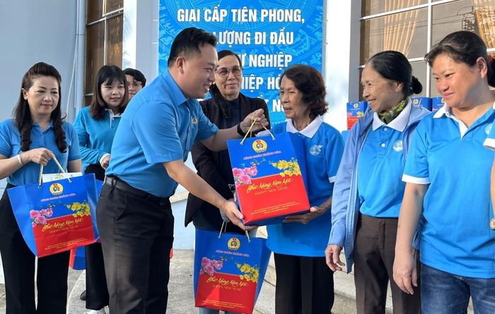 Ông Nguyễn Đức Trí - Phó Chủ tịch Liên đoàn Lao động tỉnh trao quà Tết cho đoàn viên, hội viên phụ nữ có hoàn cảnh khó khăn.