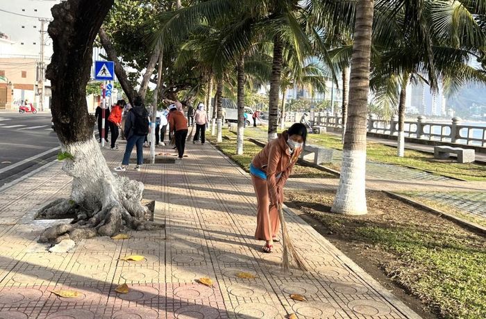 Quét dọn, thu gom rác tại khu vực công viên biển đường Phạm Văn Đồng.
