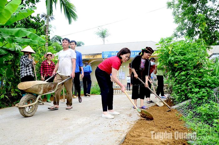 Lãnh đạo Ủy ban MTTQ tỉnh cùng Nhân dân xã Bạch Xa (Hàm Yên) trồng cây xanh.