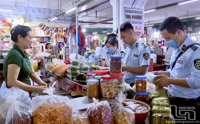 Lực lượng chức năng của tỉnh kiểm tra vệ sinh an toàn thực phẩm.